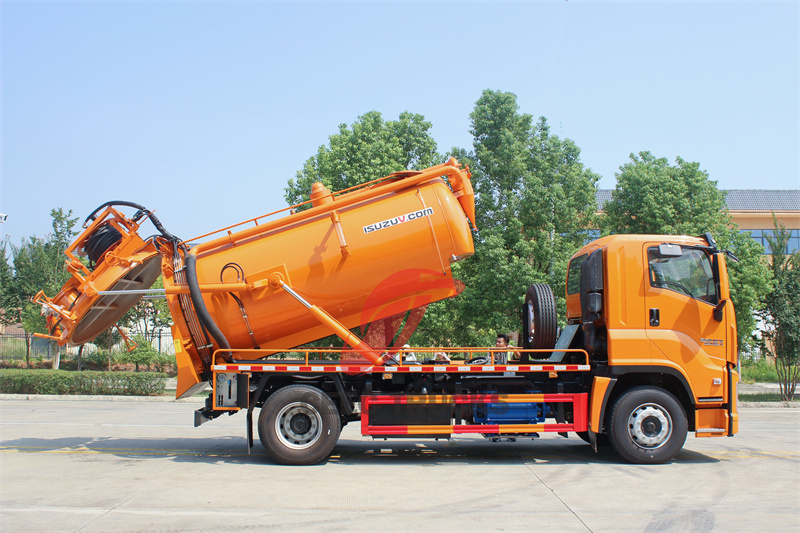 Isuzu FVR GIGA combined jetting truck