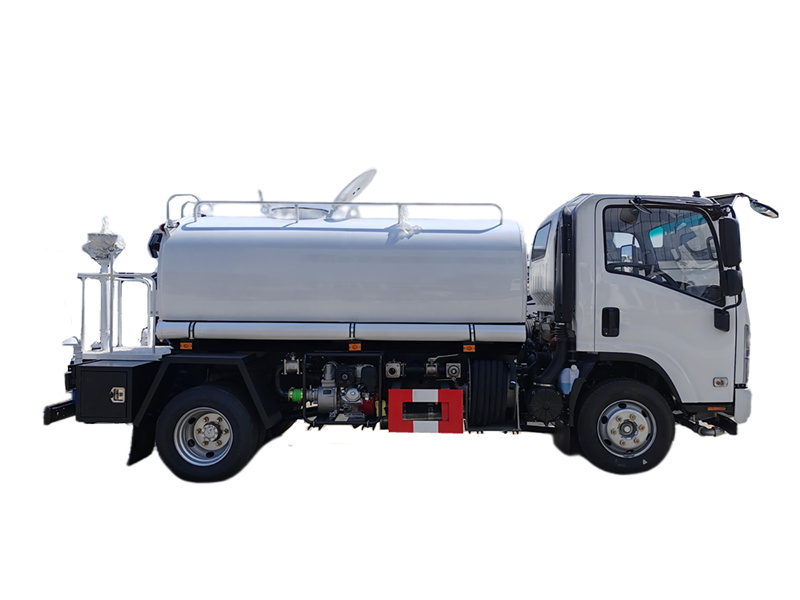 Isuzu ELF water tank truck