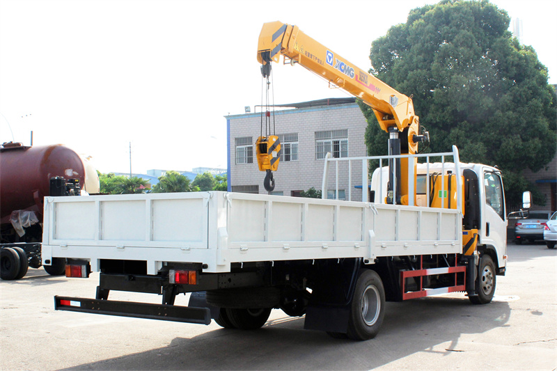 ISUZU NKR cargo truck with telescopic crane 