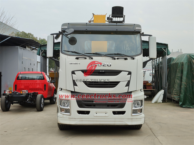 Isuzu GIGA VC66 dropside cargo truck with crane