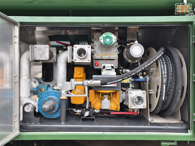 Howo fuel bowser pumper system with hose reel