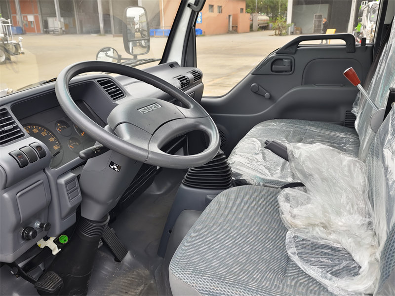 ISUZU 5000L vacuum suction truck