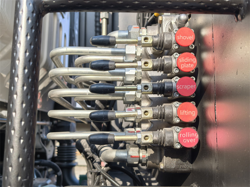 Isuzu 6cbm rear loader garbage truck