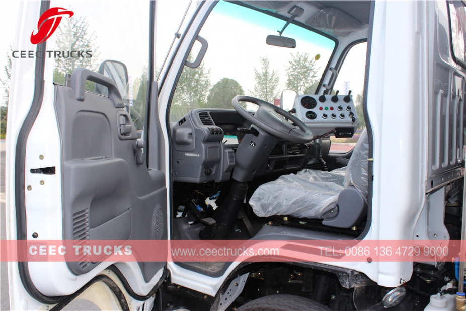 Dongfeng 5000L vacuum road sweeper truck