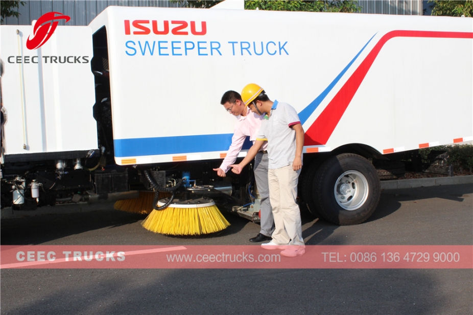 2017 sale ISUZU 8000L road sweeper truck