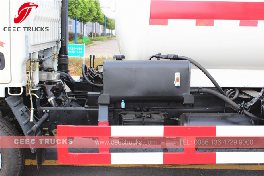 Low price Dongfeng 4,000L vacuum sewage suction truck