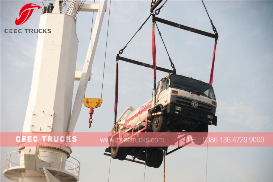 Dongfeng 4,000L Septic suction pump truck