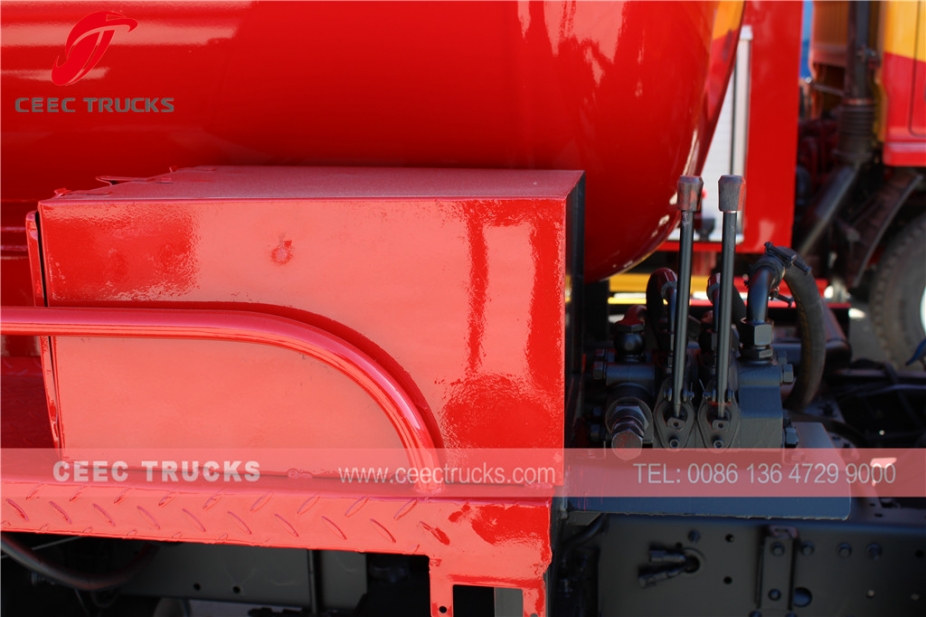 Dongfeng 4,000L Septic suction pump truck