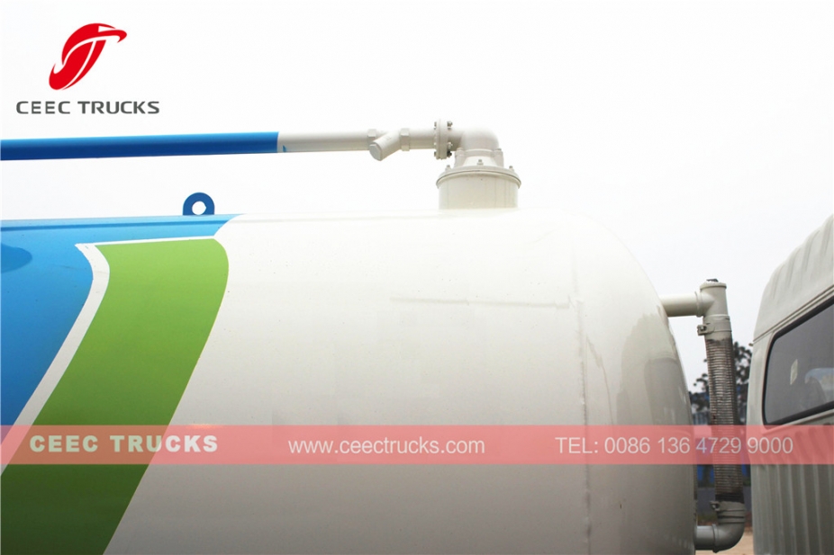 Dongfeng 8,000L Cesspool suction truck