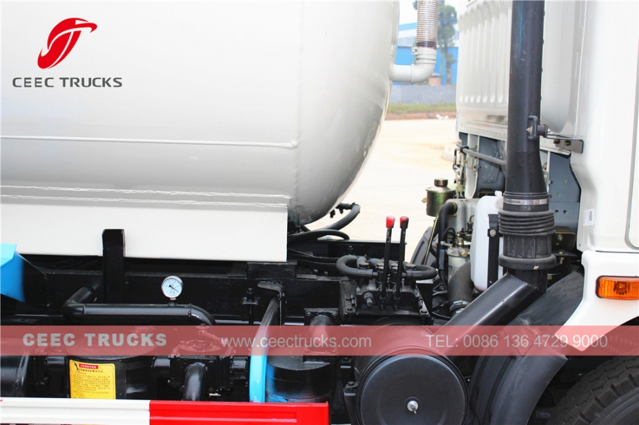 Dongfeng 8,000L Cesspool suction truck