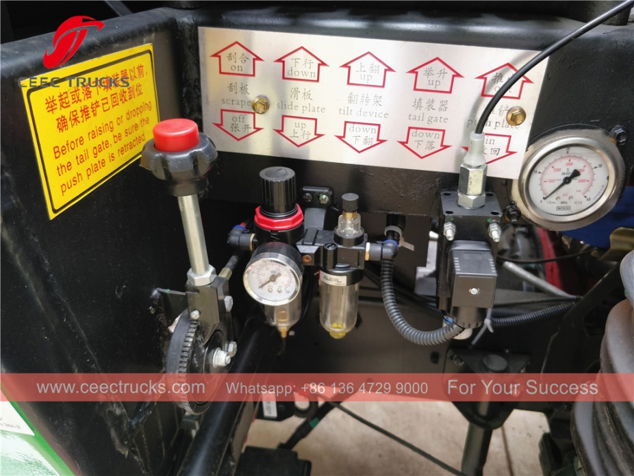 HOWO 8cbm RHD compactor truck