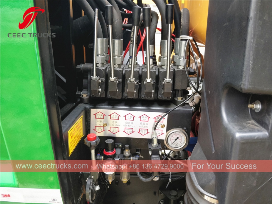 HOWO 8cbm RHD compactor truck