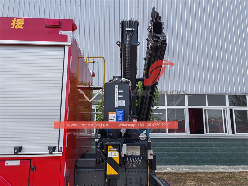 Howo fire rescue vehicle na may 5 toneladang crane at 12m emergency lighting