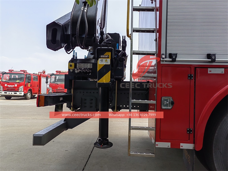 Howo fire rescue vehicle na may 5 toneladang crane at 12m emergency lighting