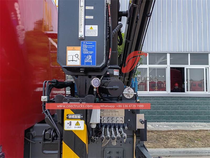 Howo fire rescue vehicle na may 5 toneladang crane at 12m emergency lighting