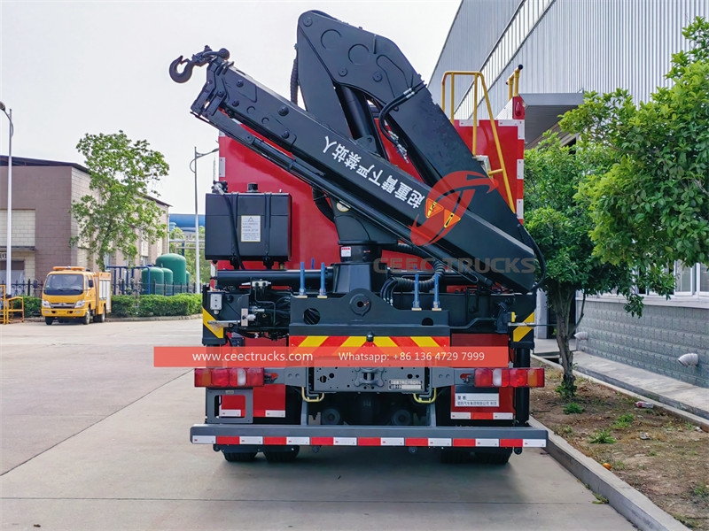 Howo fire rescue vehicle na may 5 toneladang crane at 12m emergency lighting