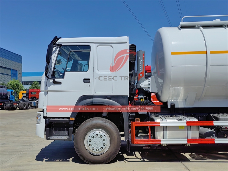 Sinotruk Heavy duty Vacuum Sewage Suction trucks with factory direct sale