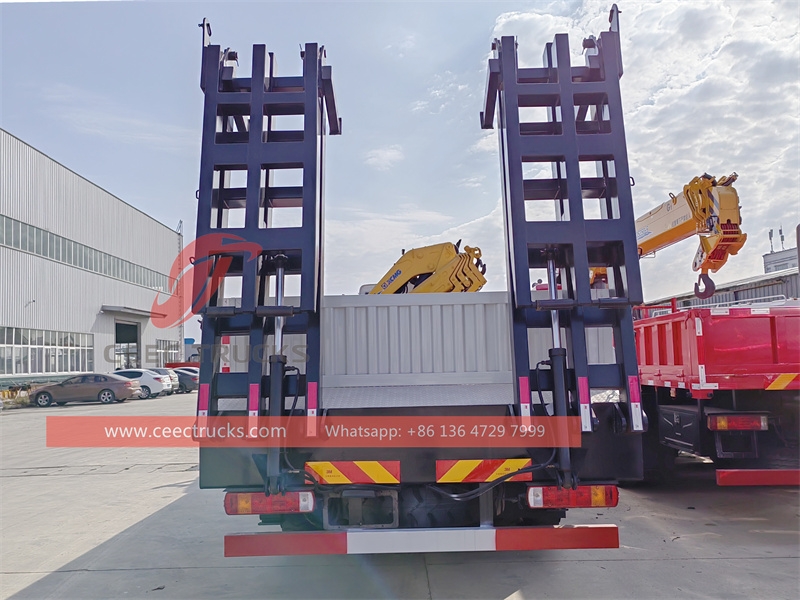 Howo 12 wheeler knuckle crane truck with self-loader