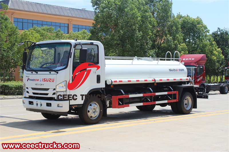 Isuzu 4x4 4cbm off-road potable water tanker for sale