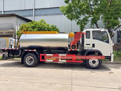 Howo light-duty 3000L asphalt spreading truck