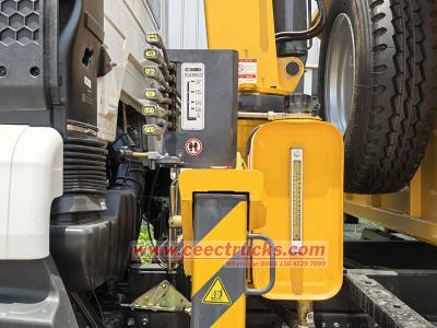 Sinotruk 6wheeler service truck crane