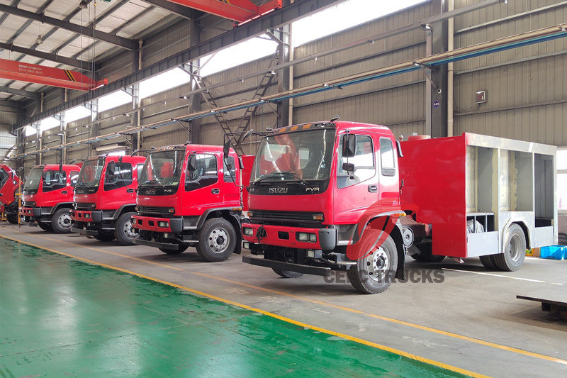 4 na unit ng ISUZU FVR Water Tank Fire Truck sa produksyon