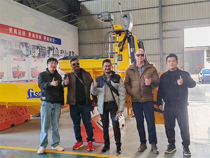 Nag-order ang customer ng Australia ng 13 units Howo crane lorry truck