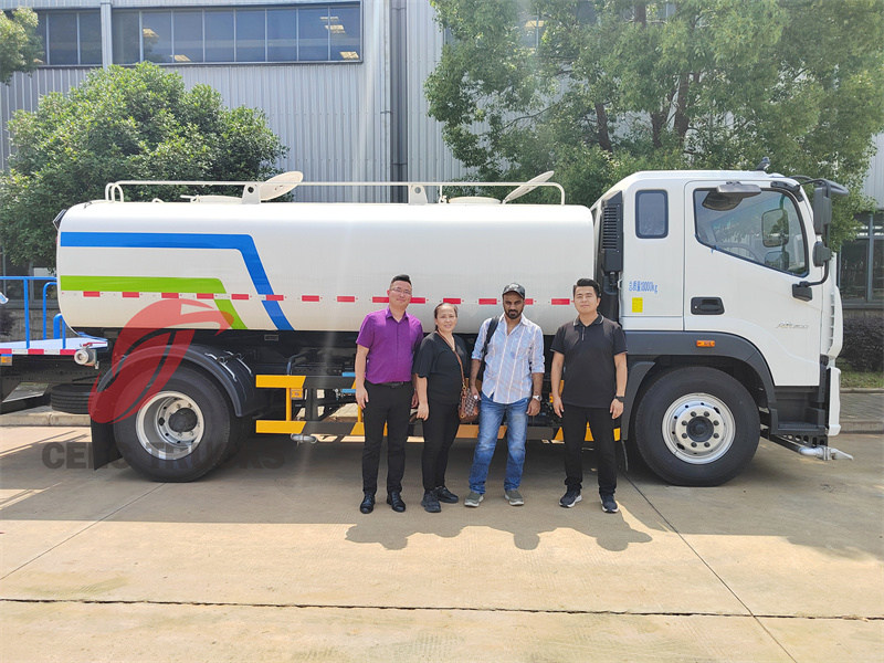 Oman customer na bumibisita para sa pagbili ng ISUZU GIGA potable water truck