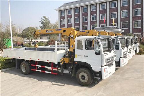 5 unit na SINOTRUK brand 5T mounted crane trucks para sa Wuhan port