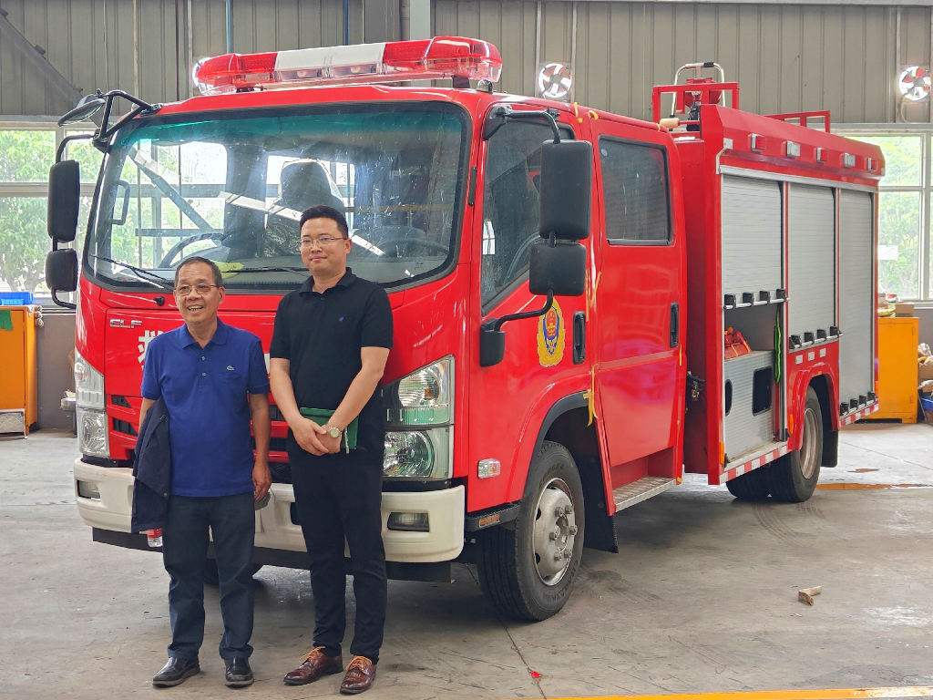 Bumisita ang mga kliyente sa Pilipinas para bumili ng Isuzu 2000L fire engine