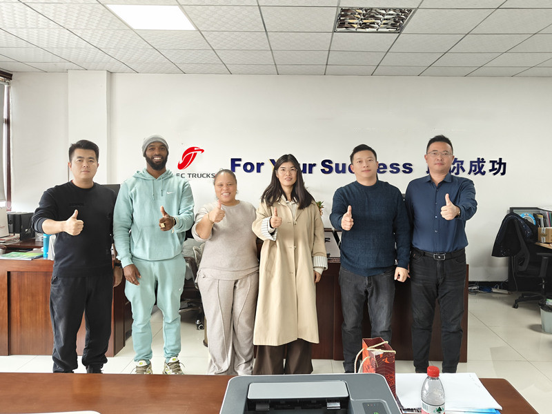 Ang customer ng Ecuador ay bumisita sa pabrika ng CEEC para sa inspeksyon ng mga trak ng basura ng ISUZU