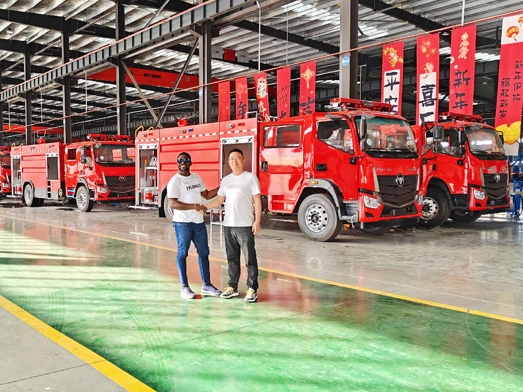 Mga kliyente ng Burkina Faso na bumibisita para sa inspeksyon ng Fire Department Trucks